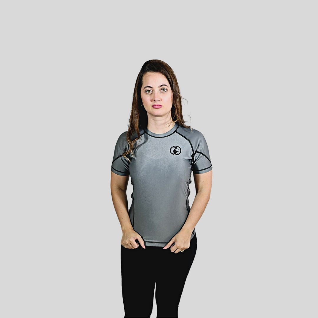 KOMBAT WOMAN H/S PRO RASH GUARD GRAY