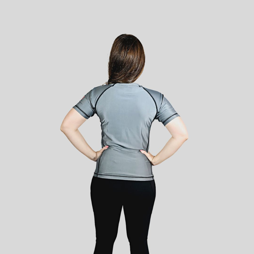 KOMBAT WOMAN H/S PRO RASH GUARD GRAY