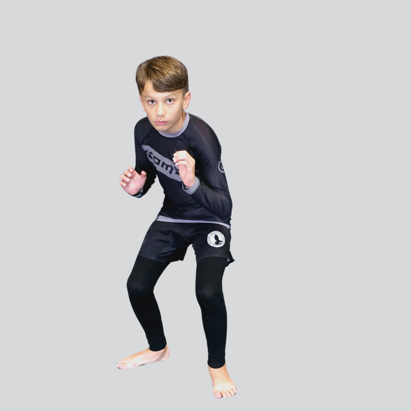 YOUTH F/S BLK/GRAY RASH GUARD


