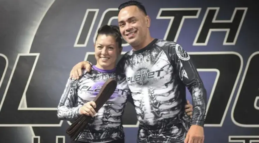 Eddie Bravo is a BJJ black belt practicing under the supervision of Jean Jacques Machado. He founded the EBI – Eddie Bravo Invitational in 2014.